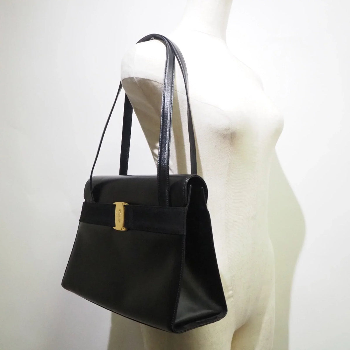 Pre-Owned Salvatore Ferragamo Vara BK-21 7675 Calf Black Women's Shoulder Bag (Fair)
